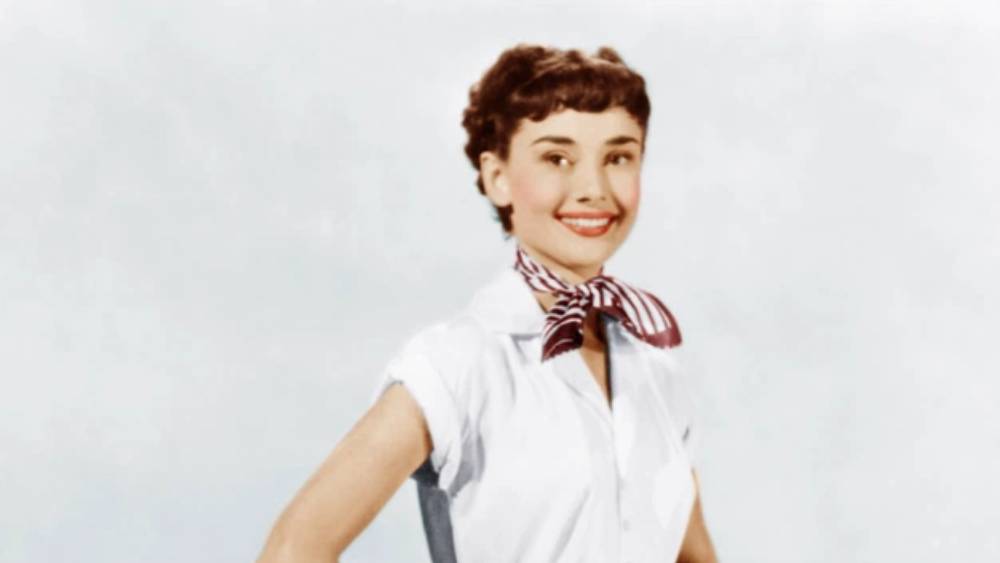 ‘লভ ইন সিমলা’-র কয়েক বছর আগে ১৯৫৩ সালে মুক্তি পেয়েছিল ‘রোমান হলিডে’। এই ছবিতে নায়িকা অর্ড্রে হেপবার্নের কপালে পড়ে ছিল কয়েক গুচ্ছ চুল। ঠিক সেভাবেই সাধনাকে সাজানোর পরামর্শ প্রযোজককে দেন নায়ার।