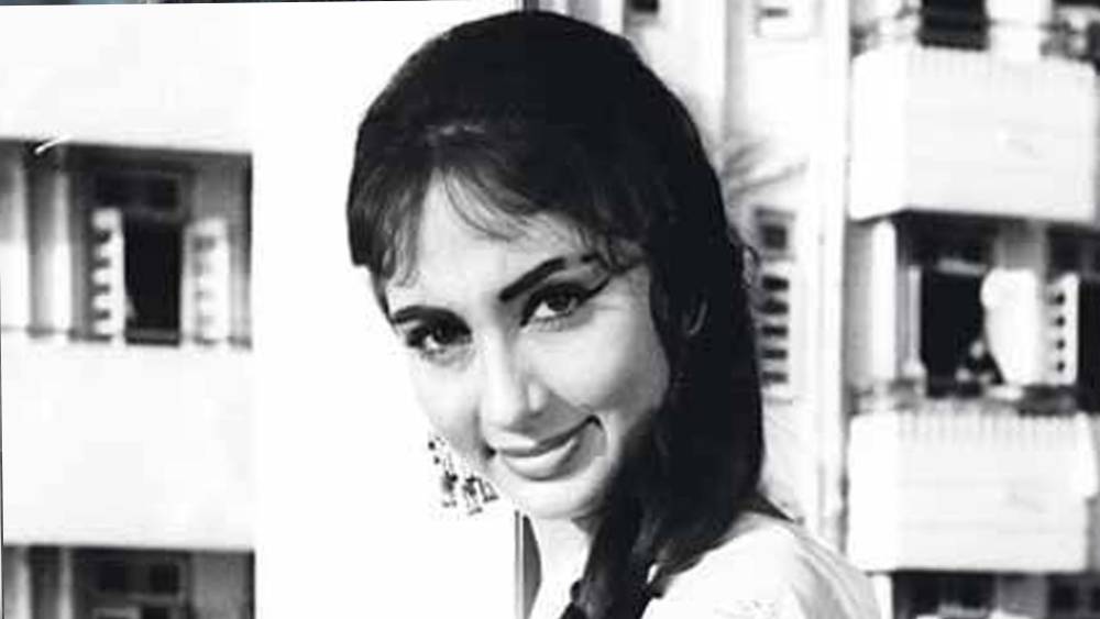 সাধনার সমসাময়িক অন্য নায়িকাও এই হেয়ারস্টাইলের ভক্ত ছিলেন। প্রথম ছবি থেকে শুরু করে কেরিয়ারের শেষ অবধি কপালের উপর গুচ্ছ চুলের ফ্রিঞ্জেস ছিল সাধনার সঙ্গী।