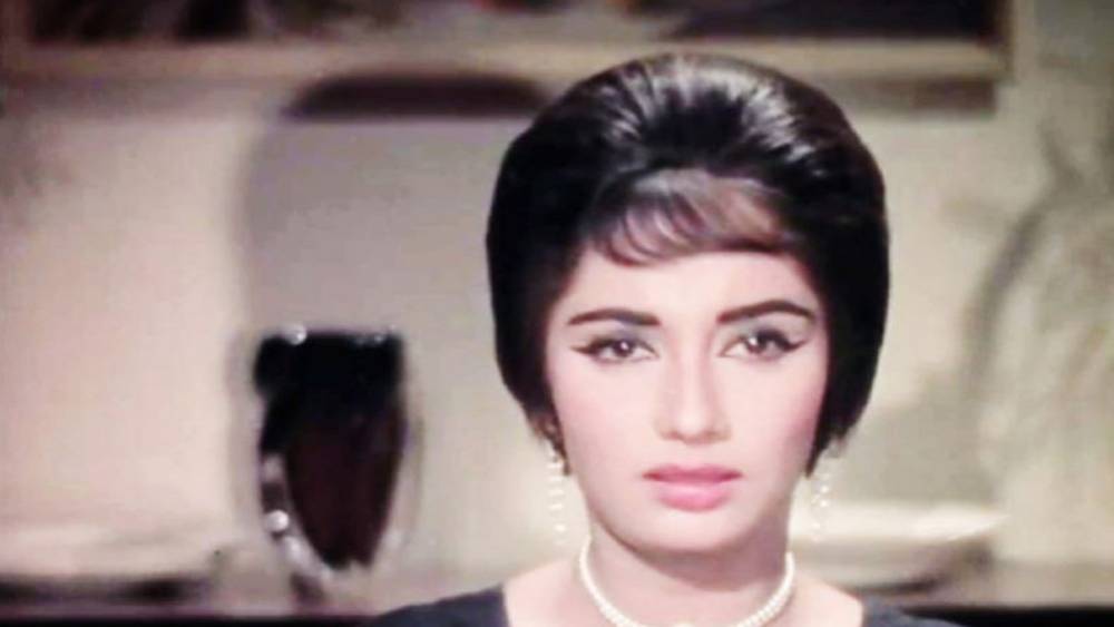 ১৯৯৫ সালে স্বামীর মৃত্যুর পরে একা হয়ে পড়েন সাধনা। সে সময় তিনি কষ্ট পাচ্ছিলেন শারীরিক অসুস্থতা এবং আর্থিক সমস্যায়। শোনা যায়, নিজের সেরা সময়ের মহার্ঘ্যতম নায়িকা সাধনার বার্ধক্যের বড় অংশ কেটেছিল আশা ভোঁসলের সান্তাক্রজের ফ্ল্যাটে।