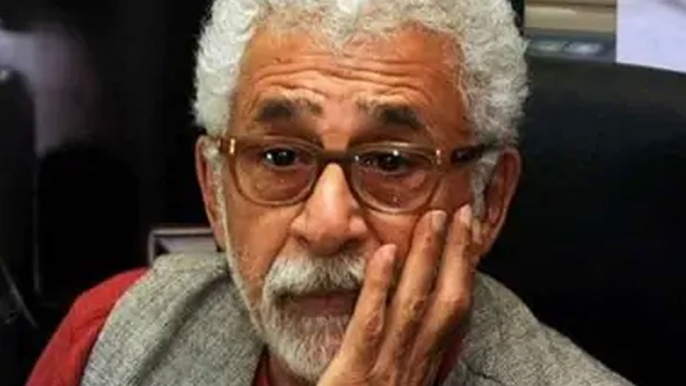 একের পর এক টুইটের খোঁচায় শেষ মুখ খুলতে বাধ্য হন নাসিরুদ্দিন। রাজেশের সমস্ত অনুরাগীর কাছে ক্ষমা চেয়ে নেন তিনি।