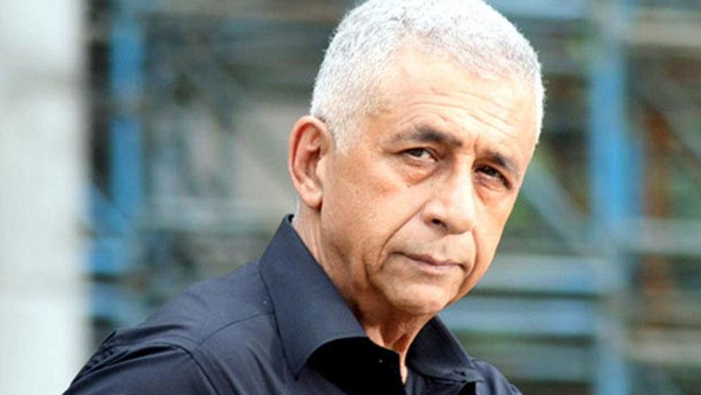 নাসিরুদ্দিনকে আক্রমণ করে টুইট করে টুইঙ্কল খন্নাও। এক জন মৃত ব্যক্তিকে সম্মান না দেওয়াটাই মাঝারি মানের মানসিকতার পরিচয়, টুইটে এটাই ছিল তাঁর বক্তব্য।