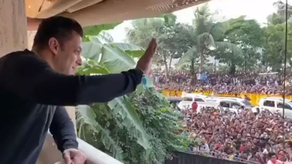 ওই ঘটনার পর সেলিম খান একাধিক টুইট করেছিলেন। তিনি সলমনের প্রসঙ্গ টেনে এনেও নাসিরুদ্দিনকে আক্রমণ করেন।