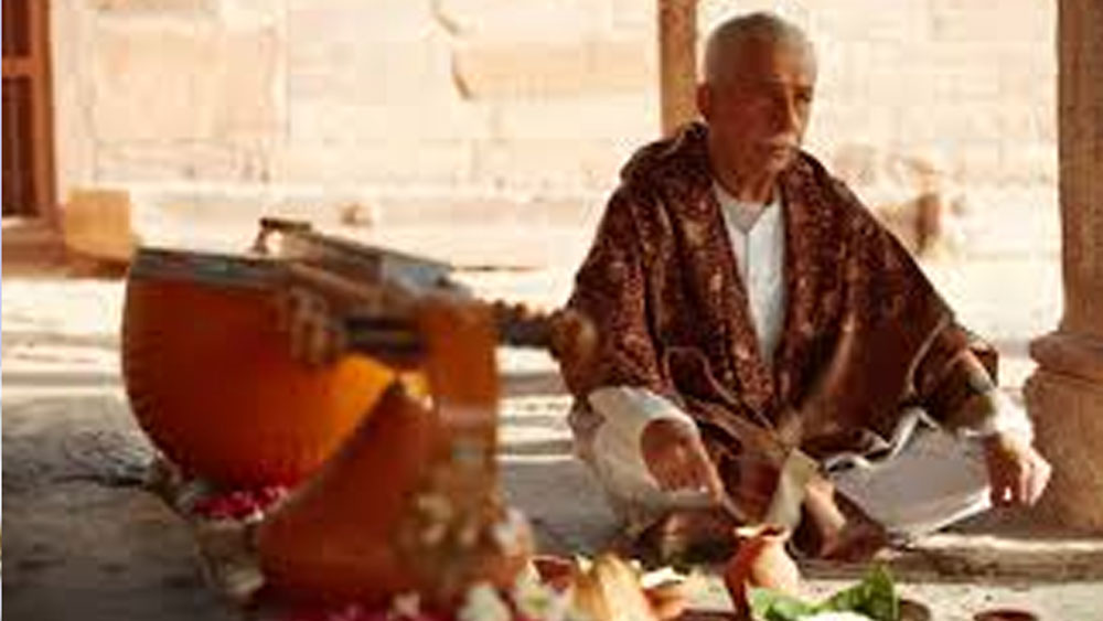 সাক্ষাৎকার সামনে আসার পরই ঘোর সমালোচনা শুরু হয় তাঁকে নিয়ে। রাজেশের অনুরাগীরা একের পর এক টুইটে বিদ্ধ করতে শুরু করেন নাসিরুদ্দিনকে।