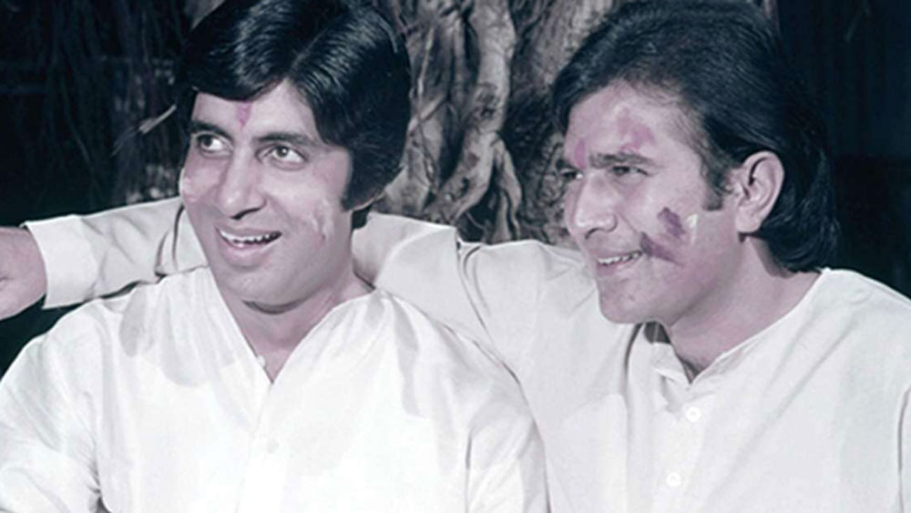 সাফল্যের শিখরে পৌঁছে গিয়েছিলেন ওই সময়। স্টারডম এতটাই ছিল যে তাঁকে এক ঝলক দেখার জন্য বাড়ির সামনে দিন রাত অনুরাগীদের ভিড় লেগেই থাকত। শ্যুটিং সেটেও পৌঁছে যেতেন অনুরাগীরা।