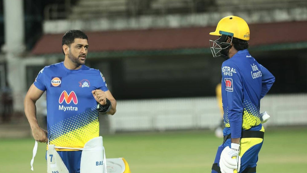 একফ্রেমে 'ক্যাপ্টেন কুল' ও হরি নিশান্ত। ছবি- ইনস্টাগ্রাম। 