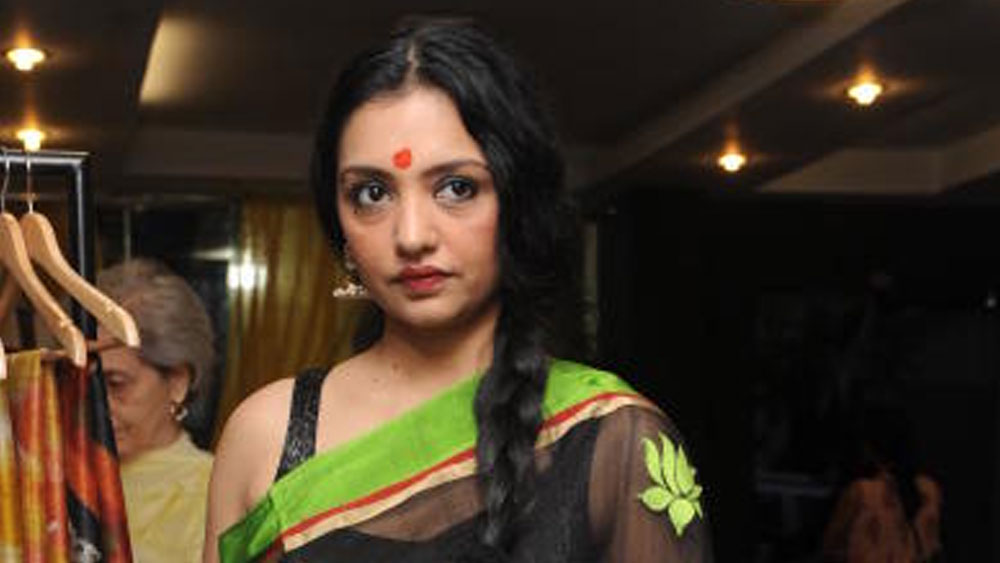 একই ভাবে তাঁর স্বামীর ফিক্সড ডিপোজিট, টার্ম ডিপোজিট, সেভিংস অ্যাকাউন্ট মিলিয়ে ব্যাঙ্কে রয়েছে ২৬ লাখ ৫৬ হাজার ২১০ টাকা।