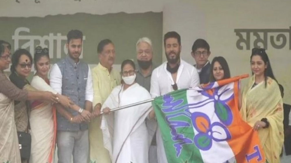 নিজের সম্পর্কে যাবতীয় তথ্য নির্বাচন কমিশনের কাছে জমা দিয়েছেন জুন। তাঁর সম্পত্তির পরিমাণ, গাড়ি, বাড়ি, পেশা, অতীতে কোনও অপরাধের রেকর্ড রয়েছে কি না…নির্বাচনী বিধি মেনে যাবতীয় কিছু জানিয়েছেন তিনি।