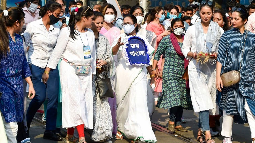 ব্যাঙ্ক বা কোনও সংস্থার থেকে ঋণ নেননি জুন। নির্বাচন কমিশনে দায়ের করা নথিতে তেমনই উল্লেখ রয়েছে।