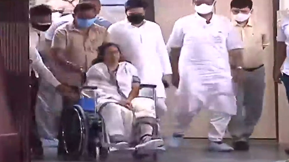 হাসপাতাল থেকে ছাড়া পেলেন মমতা, আপাতত কিছুদিনের  জন্য বাহন হুইলচেয়ার