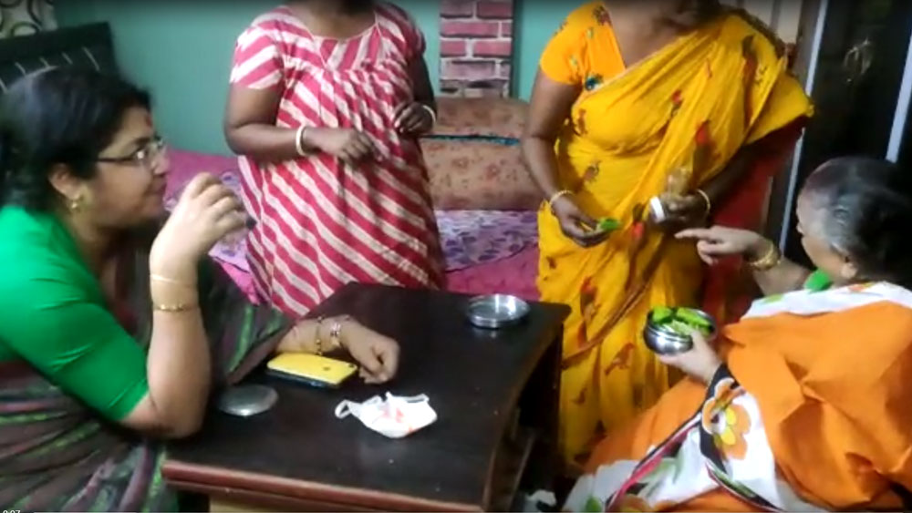 লকেটকে পান সেজে দেন শিশির-জায়া।