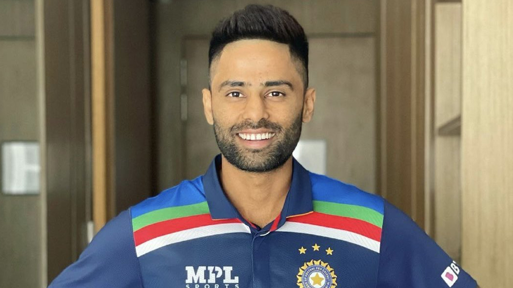 চার নম্বরে আসতে পারেন সূর্যকুমার যাদব। টি-টোয়েন্টি ক্রিকেটে এখন বিশ্বের অন্যতম সেরা ব্যাটার সূর্যকুমার। বেশ ভাল ছন্দে রয়েছেন তিনি। ভারতের প্রথম একাদশে সূর্যকুমারের থাকা নিয়ে প্রশ্ন নেই।