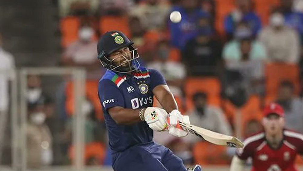 ঋষভ পন্থ: ভারতীয় দলে পন্থকে ৪ নম্বরে নামাতেই পছন্দ করে ভারতীয় দল। সেই জন্য পিছিয়ে দিতে হয়েছে শ্রেয়সকেও। প্রথম ম্যাচে শুরুটা ভাল করলেও, বেশিক্ষণ ক্রিজে থাকতে পারেননি। দ্বিতীয় ম্যাচে সেই সুযোগ পাবেন তিনি।