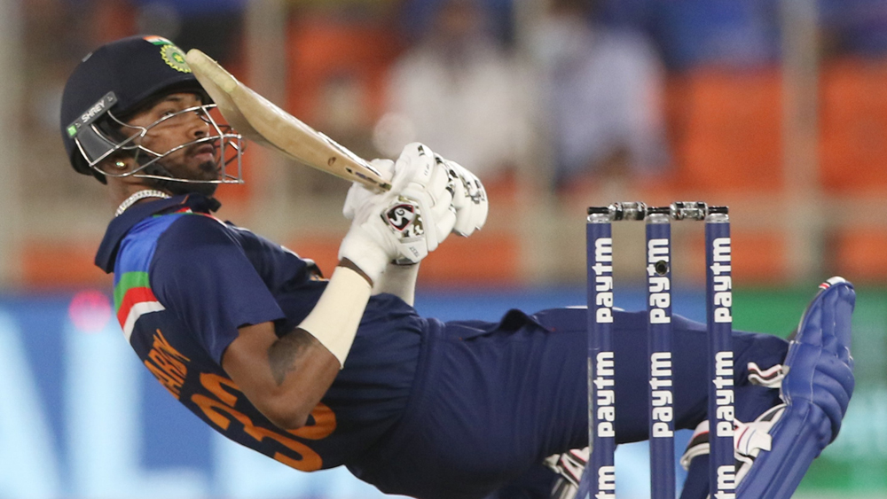 হার্দিক পাণ্ড্য: তাঁর মারা একটা শট নিয়ে বিস্তর আলোচনা নেটমাধ্যমে। তবে শুধু একটা শট নয়, হার্দিকের থেকে মারকুটে ইনিংস চাইবে ভারত।