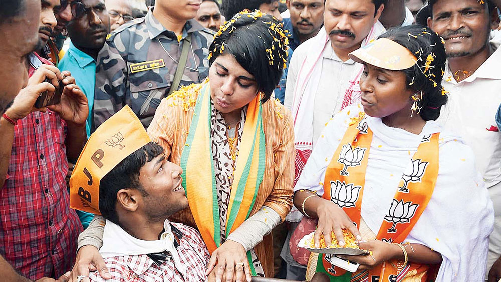 পশ্চিম মেদিনীপুরের ডেবরায় তাঁকে প্রার্থী করেছে বিজেপি। ইতিমধ্যেই মনোনয়ন জমা দিয়েছে ভারতী। তাতে স্বামী এবং নিজের সম্পত্তির যে খতিয়ান তুলে ধরেছেন তিনি, তাতে দেখা গিয়েছে, স্থাবর-অস্থাবর মিলিয়ে ১০ কোটি ৯ লক্ষ ৯২ হাজার ৮৩১ টাকার মালকিন তিনি। 