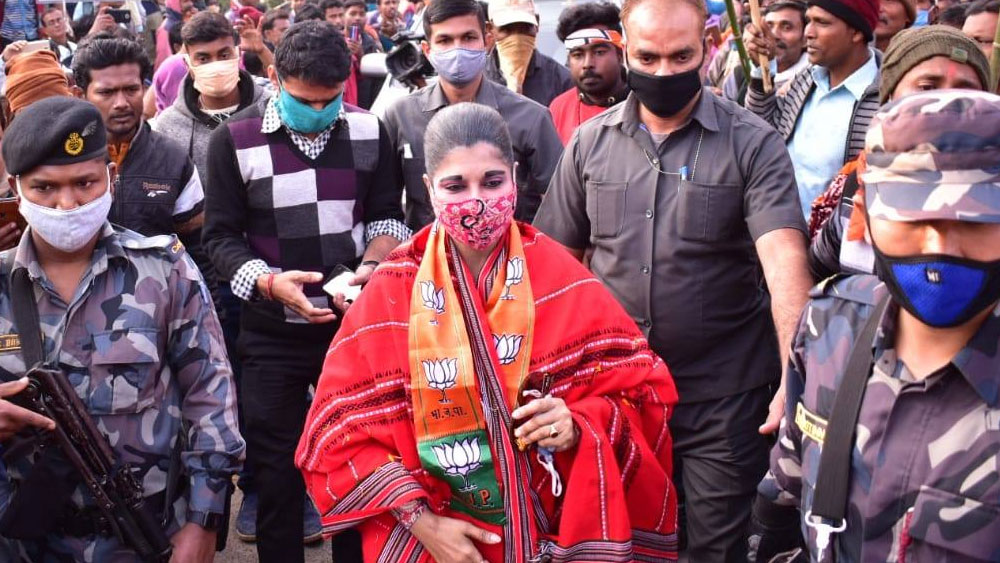 ভারতীর স্বামী এম এ ভি রাজু স্টক এক্সচেঞ্জে কর্মরত। স্থাবর-অস্থাবর মিলিয়ে তাঁর স্বামীর মোট সম্পত্তির পরিমাণ ৯ কোটি ১১ লক্ষ ২০ হাজার ৪৮০ টাকা। ভারতী যদিও উত্তরাধিকার সূত্রে কিছু সম্পত্তি পেয়েছেন, হলফনামায় তাঁর স্বামীর নামে তেমন কিছুর উল্লেখ নেই।