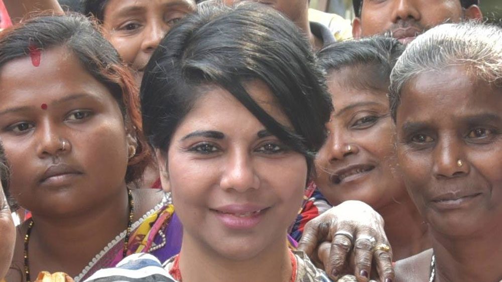 বন্ড এবং শেয়ার মিলিয়ে ভারতীর ৫৮ লক্ষ ৪৭ হাজার ৩৯৩ টাকা রয়েছে। রাজুর বন্ড ও শেয়ার রয়েছে ৮৪ লক্ষ ৬২ হাজার ৫৯১ টাকার। ইন্ডিয়ান রেলওয়েজ ফাইনান্স, এক্সপো গ্যাস কনটেইনার, গুজরাত সিদ্ধি সিমেন্ট, ভারত কমার্স, মহিন্দ্রা সিআইই অটোমোটিভ লিমিটেড, ব্যাঙ্ক অব বরোদা, রিলায়্যান্স ইন্ডাস্ট্রিজ, ক্যালকাটা স্টক এক্সচেঞ্জ, এসকর্টস লিমিটেড, ইনফোসিস, লারসেন অ্যান্ড টারবো, নিপ্পো ইন্ডিয়া ভিসন ফান্ড, টাইটান, ন্যাশনাল হাইওয়ে অথরিটি, অশোক লেল্যান্ড, এলআইসি হাউজিং ফাইনান্স-এর মতো ৮৩টি সংস্থায় বিনিয়োগ রয়েছে স্বামী-স্ত্রীর।