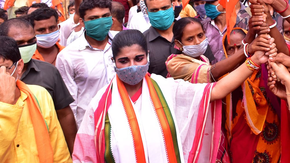 ১৯৯৪ থেকে ২০১৭ সাল পর্যন্ত সরকারি পদে কর্মরত ছিলেন ভারতী। ২০১৫-’১৬ অর্থবর্ষে তাঁর আয় ছিল ১১ লক্ষ ৭০ হাজার ৫১৬ টাকা। ২০১৬-’১৭ অর্থবর্ষে তা বেড়ে ১৬ লক্ষ ৬৬ হাজার ৪৯২ কোটি হয়। ২০১৭-’১৮ অর্থবর্ষে তা বেড়ে দাঁড়ায় ৪৫ লক্ষ ৭২ হাজার ৮৩ টাকা। ২০১৮-’১৯ অর্থবর্ষে ৯ লক্ষ ৩৩ হাজার ১২৫ টাকা আয় করেন ভারতী। ২০১৯-’২০ অর্থবর্ষে তা আরও কমে ৭ লক্ষ ১০ হাজার ৭০ টাকা হয়।