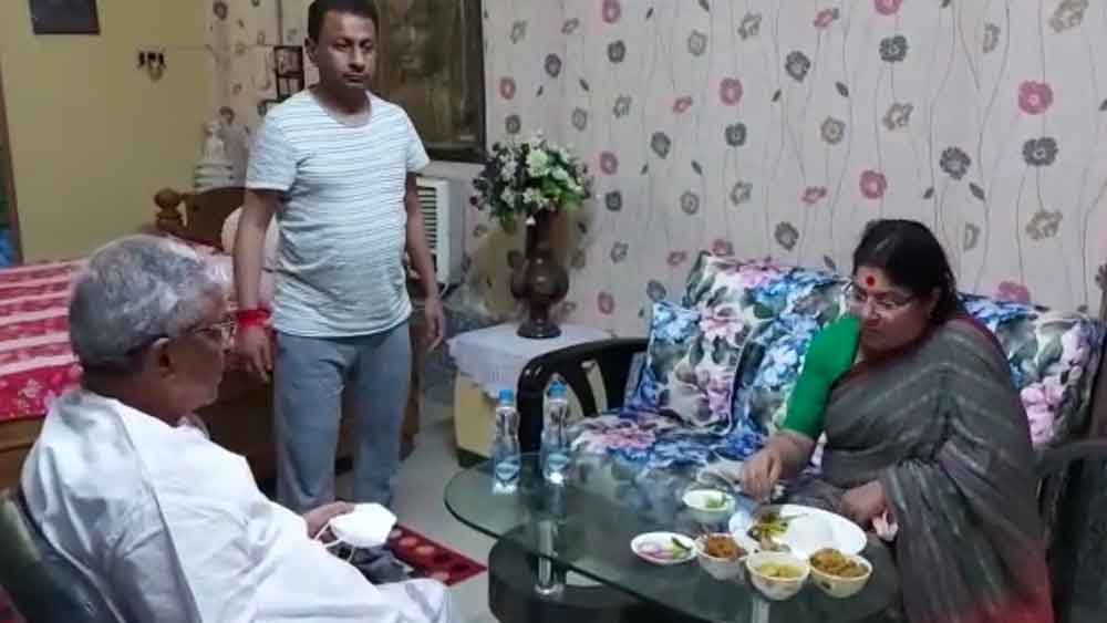 শুভেন্দুকে শেষ করতেই নন্দীগ্রামে প্রার্থী মমতা, লকেট-সাক্ষাতে মন্তব্য জনক শিশিরের