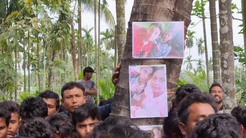 পঞ্চমীর বাড়ির সামনে পবিত্রর ধর্নায় বসার খবর চাউর হতেই রীতিমতো ভিড় জমে যায়। 