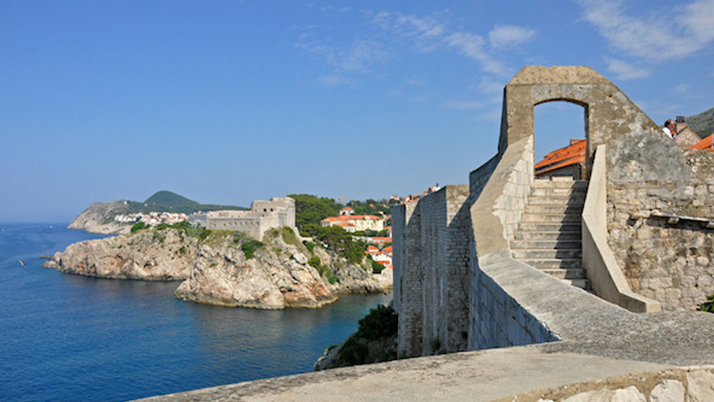 জনপ্রিয় টেলিভিশন সিরিজ ‘গেম অব থ্রোনস’-এর শ্যুটিং এই সমুদ্র শহরেই হয়েছিল। দুব্রভনিকের প্রাচীর, দুব্রভনিকের পাথরের রাস্তা, ঘর-বাড়িও ‘গেম অব থ্রোনস’-এ দেখানো হয়েছিল।