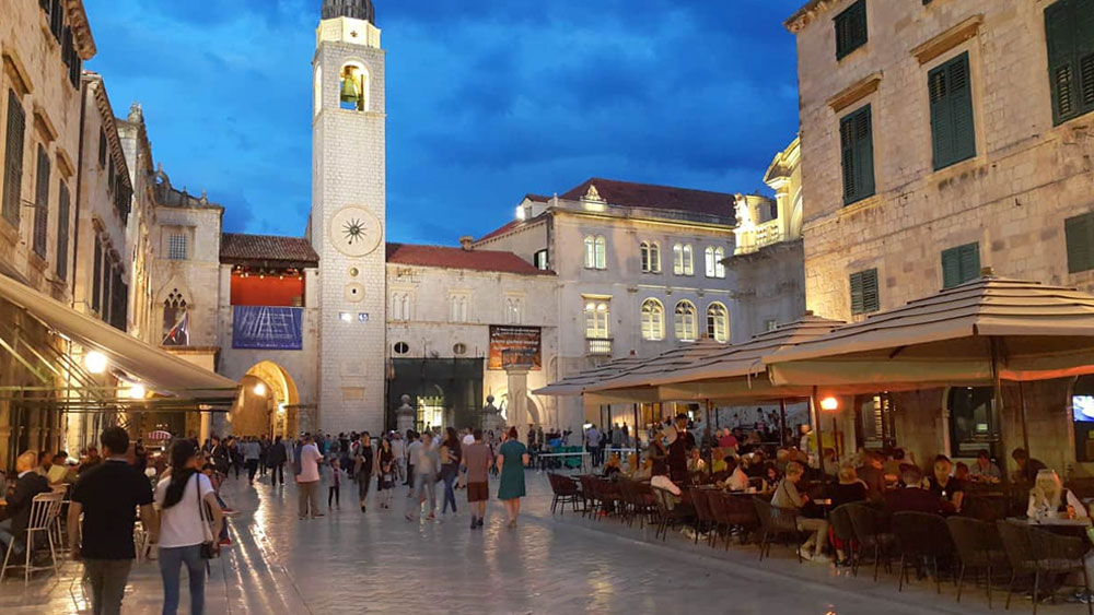 প্রাচীন এই শহর সিনেমার শ্যুটিংয়ের জন্যও ক্রমশ জনপ্রিয় হয়ে উঠছে। সমুদ্র, পুরনো ঘর-বাড়ি, রাস্তাঘাট সব মিলিয়ে প্রাচীন রাজাদের ফিল্মের জন্য আদর্শ।