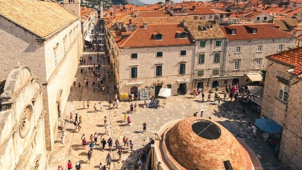 এই প্রাচীরও ঘুরে দেখার অন্যতম আকর্ষণ পর্যটকদের কাছে। চিনের প্রাচীরের মতো দুব্রভনিকের এই প্রাচীরের ভিতর দিয়েও হেঁটে ঘুরে বেড়ানোর ব্যবস্থা রয়েছে। কোথাও কোথাও প্রাচীরটি ১৩ থেকে ২০ ফুট পর্যন্ত চওড়া।