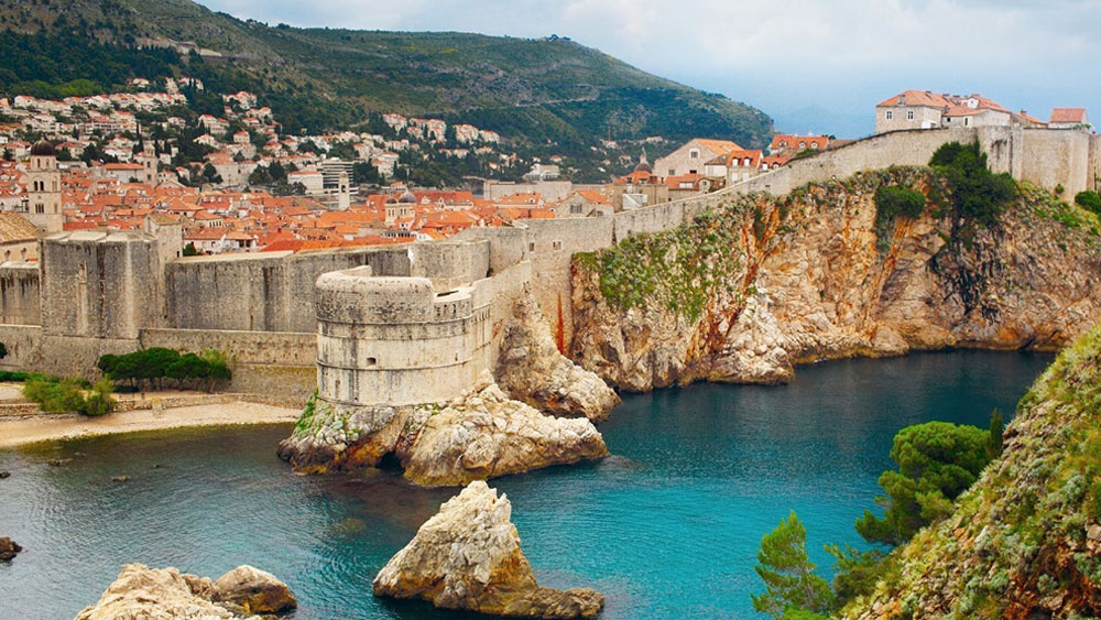 এর পর দ্বিতীয় বড় আঘাত নেমে আসে ১৯৯১ সালে। ক্রোয়েশিয়ার মুক্তিযুদ্ধের সময় যুগোশ্লাভিয়ার সেনা ৭ মাসের জন্য দখল করে নেয় এই শহর। দু’পক্ষের লাগাতার বোমা হামলায় ক্ষতিগ্রস্ত হয় শহরটি।