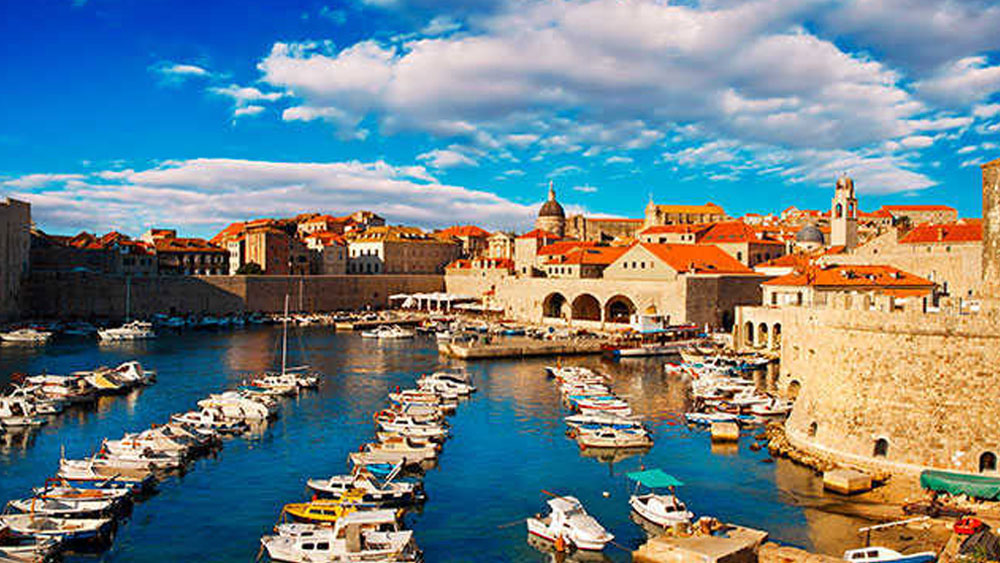 ১৬৬৭ সালে ভয়াবহ ভূমিকম্প হয় দুব্রভনিকে। যাতে প্রায় পুরো শহরটিই ধ্বংস হয়ে যায়। ৫ হাজারেরও বেশি মানুষের মৃত্যু হয়েছিল।