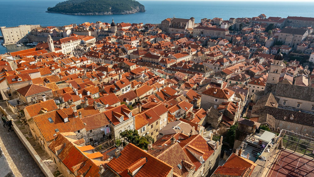 সাতের শতকে শহরটির নাম ছিল রাগুসা। দুব্রভনিকের ১৫ কিলোমিটার দক্ষিণে রয়েছে এপিডাওরাম নামে একটি প্রাচীন গ্রিক কলোনি। সেখান থেকে শরণার্থীরা এসে রাগুসা শহরটি গড়ে তোলেন।