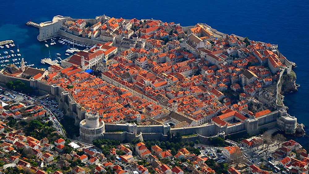 শহরের আদি বাসিন্দা থেকে পর্যটক, সকলেই পায়ে হেঁটে ছোট এই শহরের এক প্রান্ত থেকে অপর প্রান্তে ঘুরে বেড়ান।