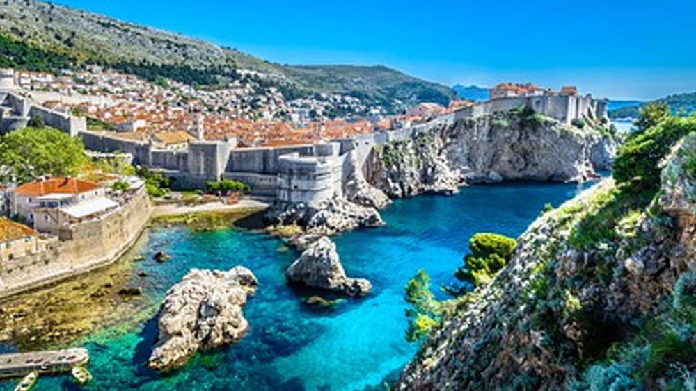 বিশ্বের অন্যতম দূষণমুক্ত শহর দুব্রভনিক। দুব্রভনিককে দূষণমুক্ত করে তুলেছে এই শহরের অনন্য একটি বৈশিষ্ট্য। এই শহরে একটিও গাড়ি চলে না। পুরো শহরটাই পায়ে হেঁটে ঘুরতে হয়!