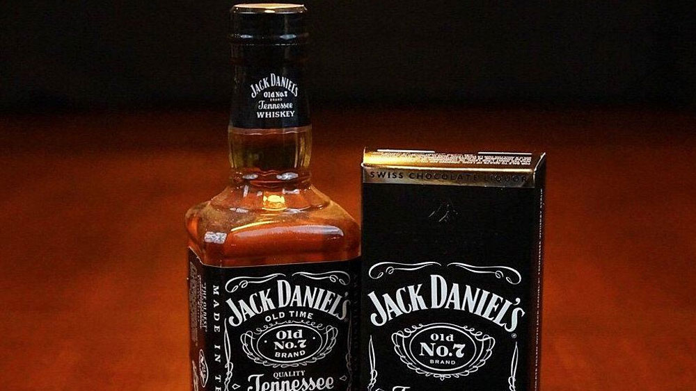 ৭৫০ মিলিলিটারের জ্যাক ড্যানিয়েল ওল্ড নম্বর ৭-এর দাম এ রাজ্যে প্রায় সাড়ে ৭ হাজার টাকা। এই দামি হুইস্কির ৪০ কোটি বোতল কিনে নিতে পারবেন ওই টাকায়।