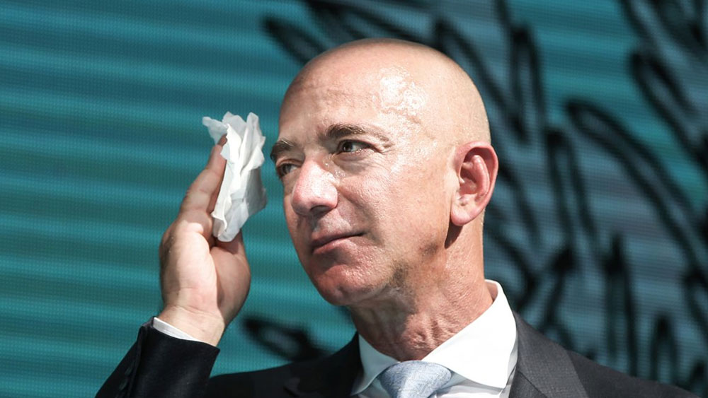 সম্প্রতি ব্লুমবার্গ বিলিয়নিয়র্স ইনডেক্স-এর হিসাবে এক দিনে বিশাল টাকা লাভ করে জেফের থেকে মোট সম্পত্তির তফাত অনেকটাই কমিয়ে এনেছেন ইলন। জেফের সম্পত্তির পরিমাণ যেখানে ১৭ হাজার ৯৯০ কোটি ডলার, সেখানে বিশাল লাফ দিয়ে ইলনের সম্পত্তি এখন দাঁড়িয়েছে ১৭ হাজার ৪১০ কোটি ডলারে।