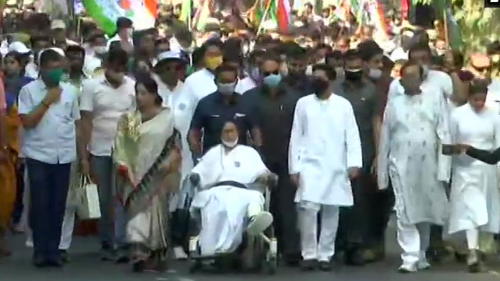 সরাসরি: কলকাতার রাস্তায় হুইল চেয়ারে বসে রোড শো মমতার, পাশে রয়েছেন অভিষেক