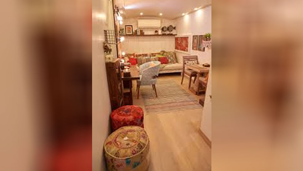 সাদা রঙের দরজা ঠেলে ভ্যানের ভিতরে প্রবেশ করলে প্রথমেই চোখে পড়বে ড্রেসিং টেবিল এবং খাবারের জায়গা।