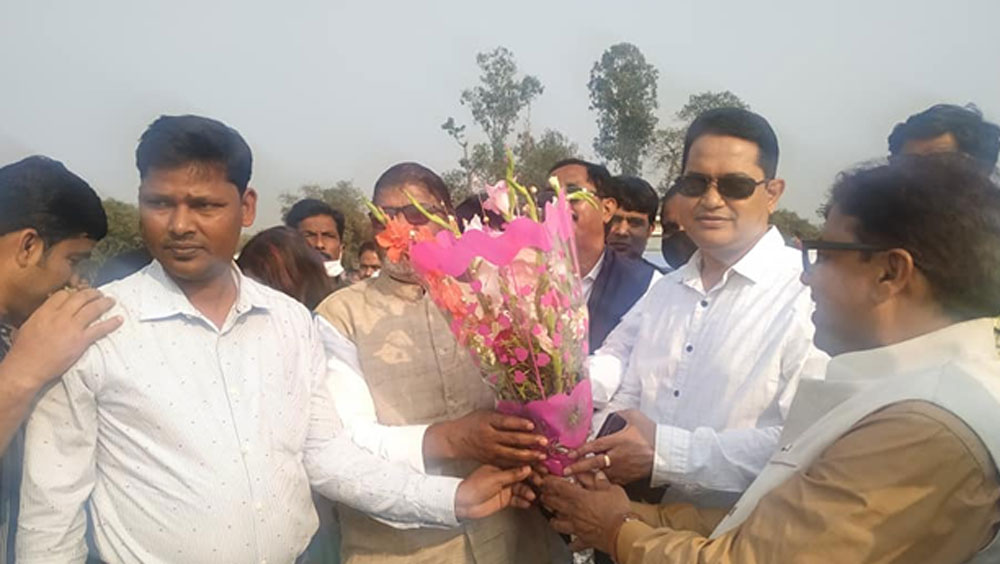 নির্বাচন কমিশনে যে হলফনামা জমা দিয়েছেন হুমায়ুন, তাতে বলা হয়েছে, এই মুহূর্তে তাঁর হাতে নগদ রয়েছে ১২ হাজার ২৪০ টাকা এবং তাঁর স্ত্রীর হাতে নগদ ৯ হাজার ৭০০ টাকা।