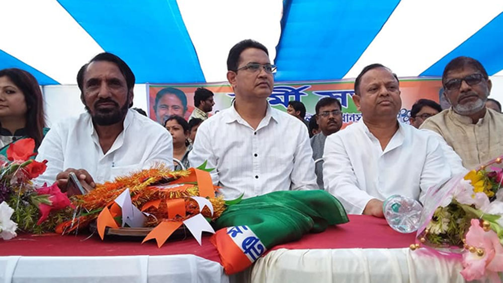 ইতিমধ্যেই মনোনয়ন জমা দিয়েছেন হুমায়ুন। তাতে সম্পত্তির যে খতিয়ান তুলে ধরেছেন তাতে দেখা যাচ্ছে স্থাবর-অস্থাবর মিলিয়ে মোট ১ কোটি ২৮ লাখ ৮৭ হাজার ৩৩১ টাকার মালিক তিনি। যেথানে তাঁর প্রতিদ্বন্দ্বী ভারতী ঘোষ স্থাবর-অস্থাবর মিলিয়ে ১০ কোটি ৯ লক্ষ ৯২ হাজার ৮৩১ টাকার মালকিন।