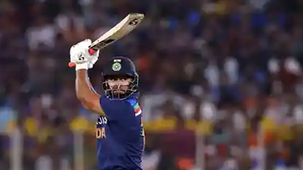 ঋষভ পন্থ: অনেকেই বলছেন সেই অস্ট্রেলিয়া সফর থেকে ভারতীয় দলটাকে ঋষভই চালাচ্ছেন নিজের ব্যাটিং দিয়ে। এই ম্যাচেও চার নম্বরে সম্ভবত তিনিই নামছেন। তাছাড়া যদি কে এল রাহুল না খেলেন, তাহলে উইকেটের পেছনে দাঁড়ানোর জন্য ঋষভ ছাড়া আর কেউ নেই।   