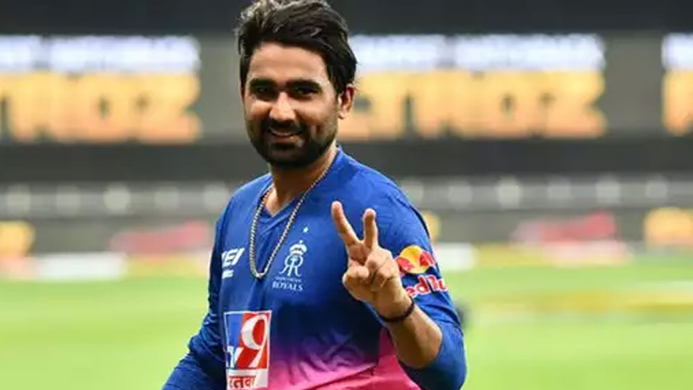 রাহুল তেওয়াটিয়া: প্রথম ম্যাচের আগে বিরাট কোহলী বলেছিলেন এই সিরিজে বিভিন্ন পরীক্ষা-নিরীক্ষা তিনি এবং তাঁর দল করবেন। কারণ টি-টোয়েন্টি বিশ্বকাপের আগে সবাইকে দেখে নেওয়ার এটাই শেষ সুযোগ। ফলে গত আইপিএলে নজর কাড়া তেওয়াটিয়ার এই ম্যাচে খেলার সম্ভাবনা রয়েছে।