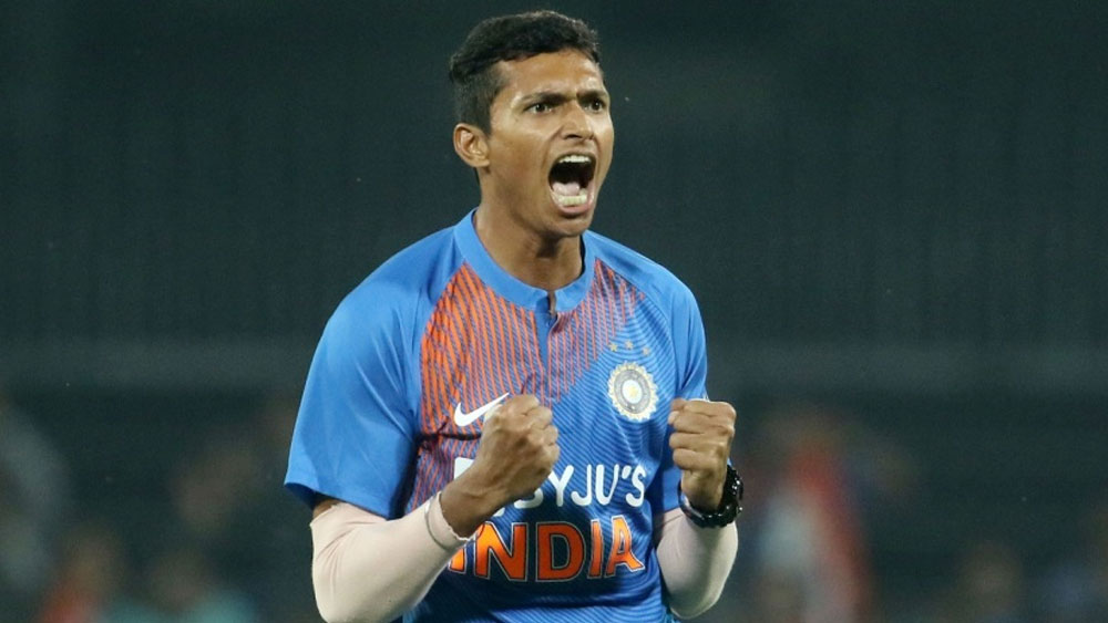 নবদীপ সাইনি: প্রথম দুটি ম্যাচে খেলা ভুবনেশ্বর কুমারের জায়গায় এই ম্যাচে সাইনিকে খেলিয়ে দেখে নিতে পারেন কোহলীরা। এই ডানহাতি জোরে বোলারই হয়ত নতুন বলে ভারতের বোলিং আক্রমণ শুরু করতে পারেন।   