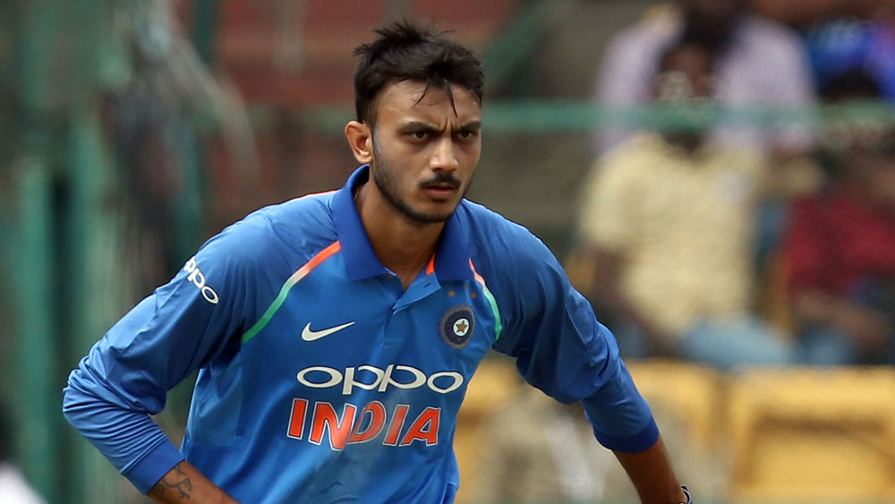 অক্ষর পটেল: প্রথম ম্যাচে খেলার পর দ্বিতীয় ম্যাচে বাদ পড়েছিলেন ছন্দে থাকা অক্ষর। সবাইকে সুযোগ দেওয়ার জন্যই আগের ম্যাচে তাঁকে বাদ দেওয়া হয়েছিল। কিন্তু তৃতীয় ম্যাচে সাইনির সঙ্গে তাঁকে আবার বোলিং শুরু করতে দেখলে অবাক হওয়ার কিছু থাকবে না।