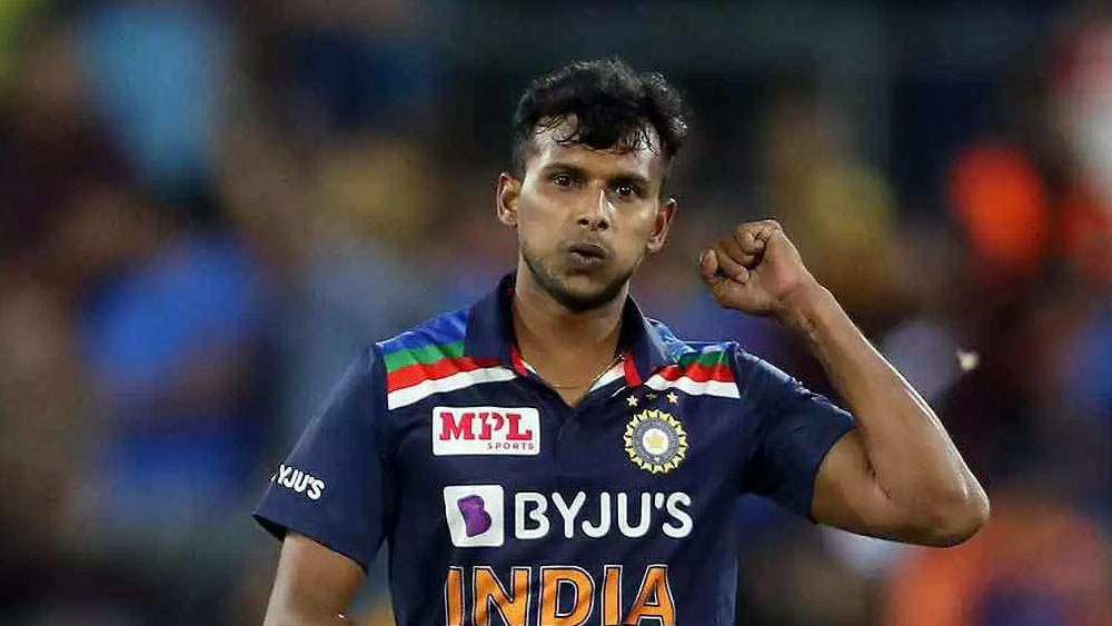 টি নটরাজন: ভুবনেশ্বর কুমারের মতো প্রথম দুটি ম্যাচে খেলেছেন শার্দূল ঠাকুরও। ফলে ভুবির মতো শার্দূলকেও হয়ত এই ম্যাচে বসতে হতে পারে। তাঁর বদলে দলে আসতে পারেন দশের হয়ে ৩টি টি-টোয়েন্টি ম্যাচ খেলা টি নটরাজন। 