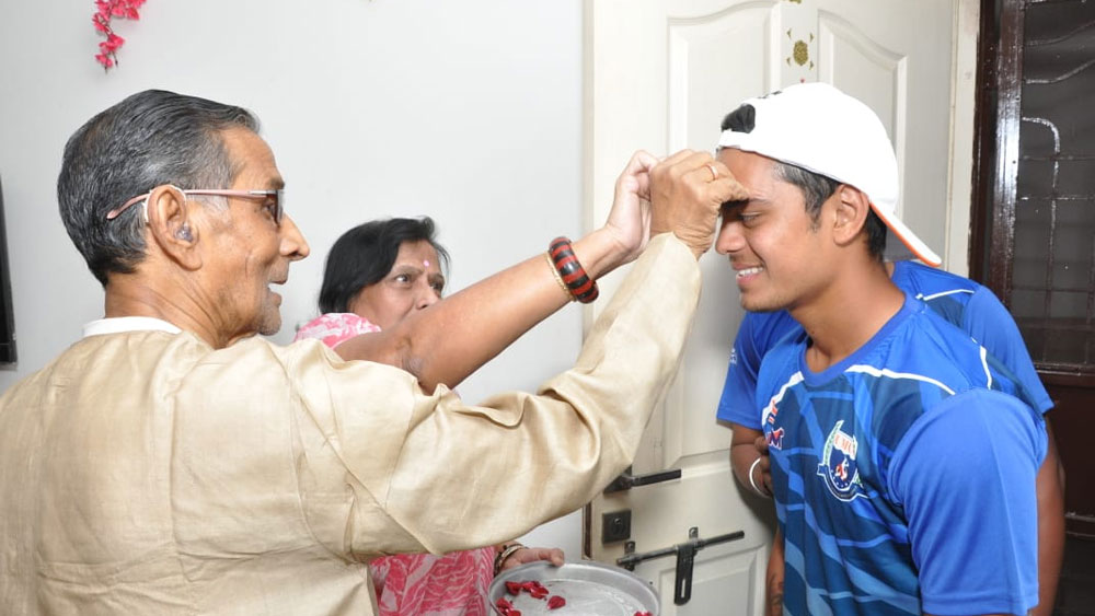  এ ভাবেই একটা সময় প্রয়াত বিমল কান্তি মজুমদারের আশীর্বাদ নিতেন ঈশান। 