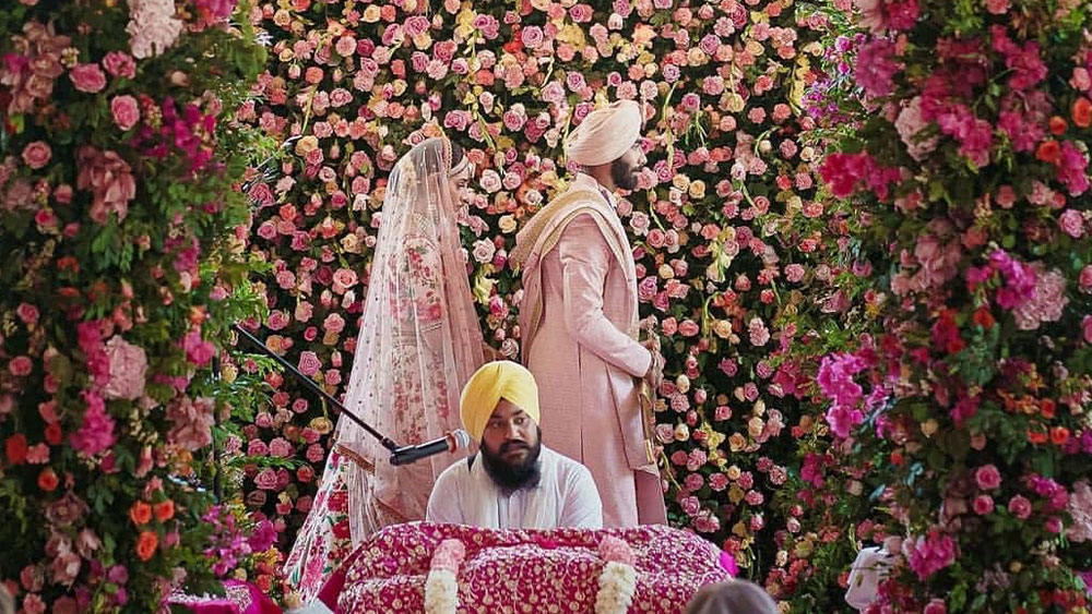 কেমন ছিল যশপ্রীত-সঞ্জনার বিয়ের অনুষ্ঠান? দু‘জনার সম্পর্কই বা কখন শুরু হল? ভারতীয় দলের সতীর্থদের অনেকের প্রেম-পরিচয় নিয়ে পেজ থ্রি-র পাতায় হামেশাই খবর ভেসে ওঠে। তবে বুমরাকে নিয়ে তেমন মাতামাতি হয়নি।