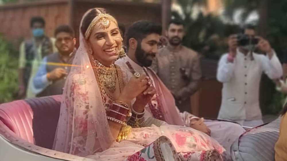 গোয়ার হোটেলে বুমরা-সঞ্জনার বিয়ের অনুষ্ঠান ছিল একেবারেই ছিমছাম। অনুষ্ঠানে মাত্র জনা কুড়ি অতিথি আমন্ত্রিত। সঙ্গে নিষেধাজ্ঞা মোবাইল ফোনে। ফলে বিয়ের অনুষ্ঠানে অতিথিরা কেউই মোবাইল ব্যবহারের অনুমতি পাননি।