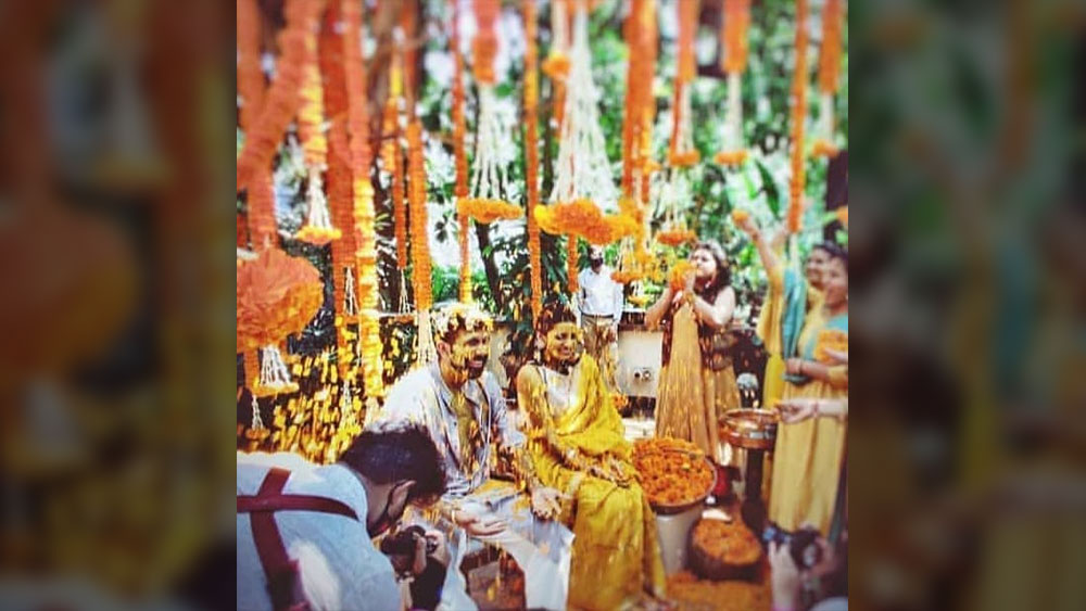 বিয়ের অনুষ্ঠানের ফাঁকে পরিজনের আশীর্বাদ নিতে ভোলেননি দম্পতি। তাঁদের উপর ফুলের পাপড়ি ছড়িয়ে আশীর্বাদ-ভালবাসা-শুভেচ্ছায় ভরিয়ে দিয়েছেন সকলেই।