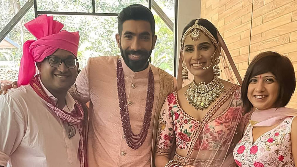 সঞ্জনার মতোই বুমরার বিয়ের শেরওয়ানিও ছিল গোলাপি। সঙ্গে ঘিয়ে রঙের কাজ করা শাল। তবে গাঢ় রঙের মুক্তোর মালায় সেজে ছিলেন দু’জনাই।