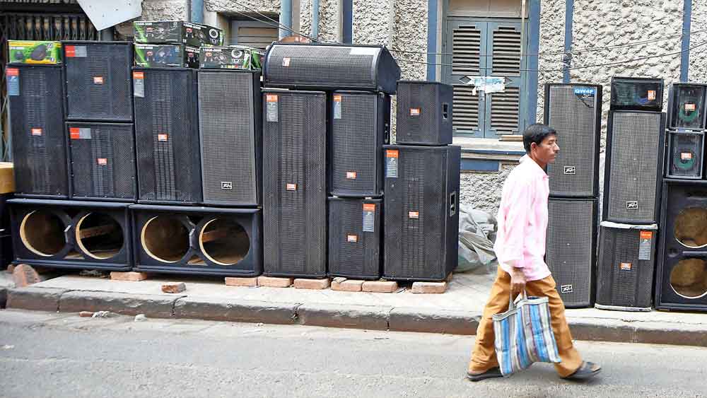 অবাধ: ডিজে বাজানো নিষিদ্ধ হলেও শহরের বাজারে মজুত পেল্লায় সাউন্ড বক্স। সোমবার, ধর্মতলায়। নিজস্ব চিত্র