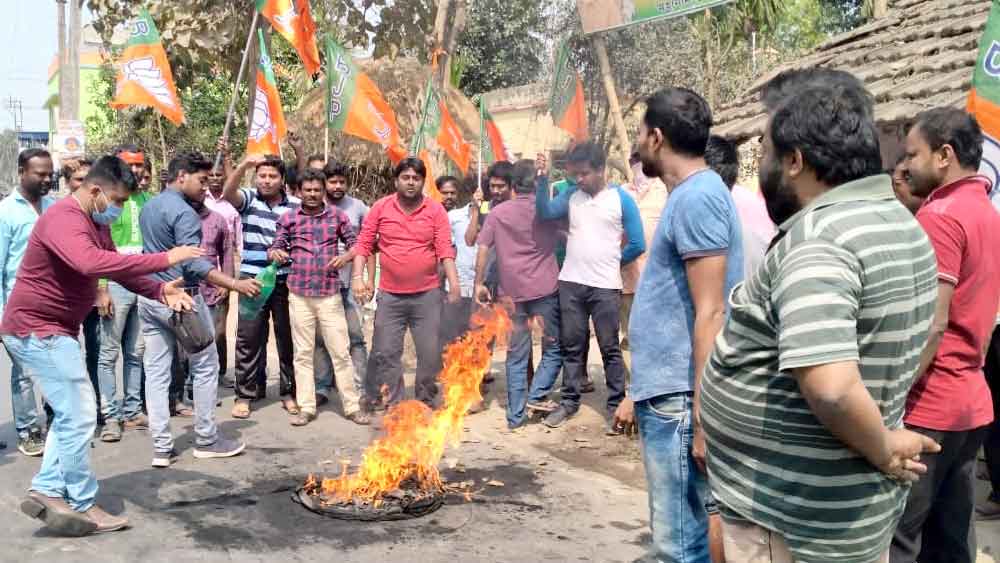  মহানাদ মোড়ে বিজেপি কর্মীদের টায়ার জ্বালিয়ে বিক্ষোভ।