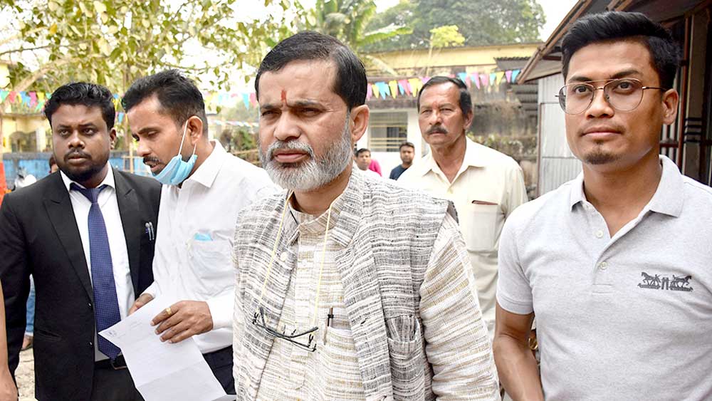 বিষণ্ণ: আলিপুরদুয়ার আদালত চত্বরে বিজেপির জেলা সভাপতি গঙ্গাপ্রসাদ শর্মা। সোমবার।  নিজস্ব চিত্র